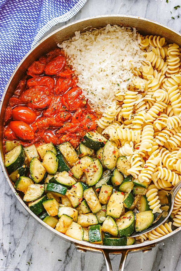 Healthy Tomato Zucchini Pasta