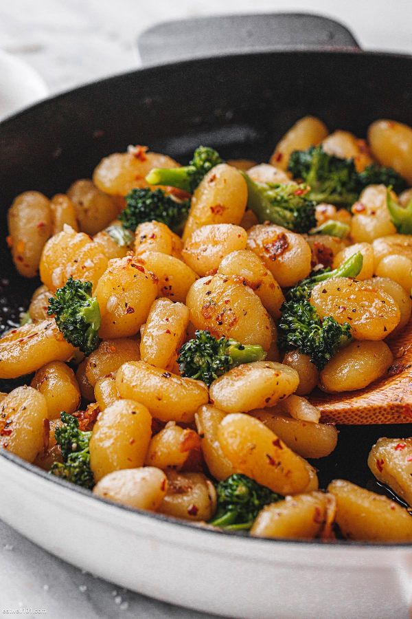 Gnocchi and Broccoli Stir-Fry - #recipe by #eatwell101 - https://www.eatwell101.com/gnocchi-and-broccoli-stir-fry-recipe