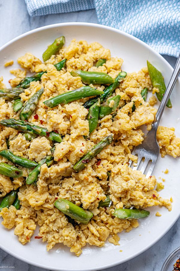 Asparagus Scrambled Eggs - #recipe by #eatwell101 - https://www.eatwell101.com/asparagus-scrambled-eggs-recipe