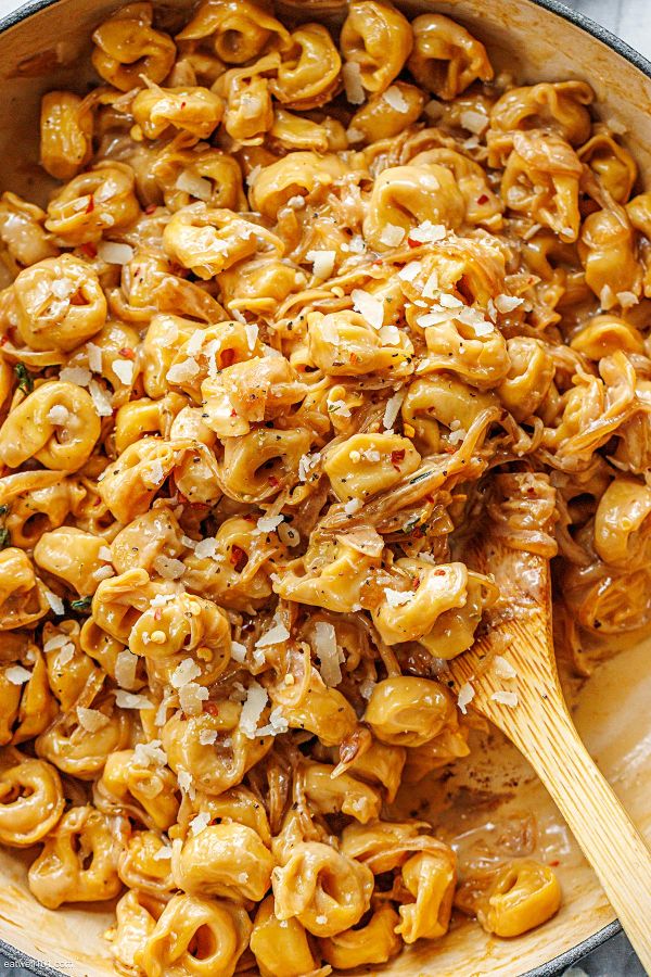 Creamy French Onion Tortellini {One-Pot} - #recipe by #eatwell101 - https://www.eatwell101.com/french-onion-tortellini-pasta-recipe