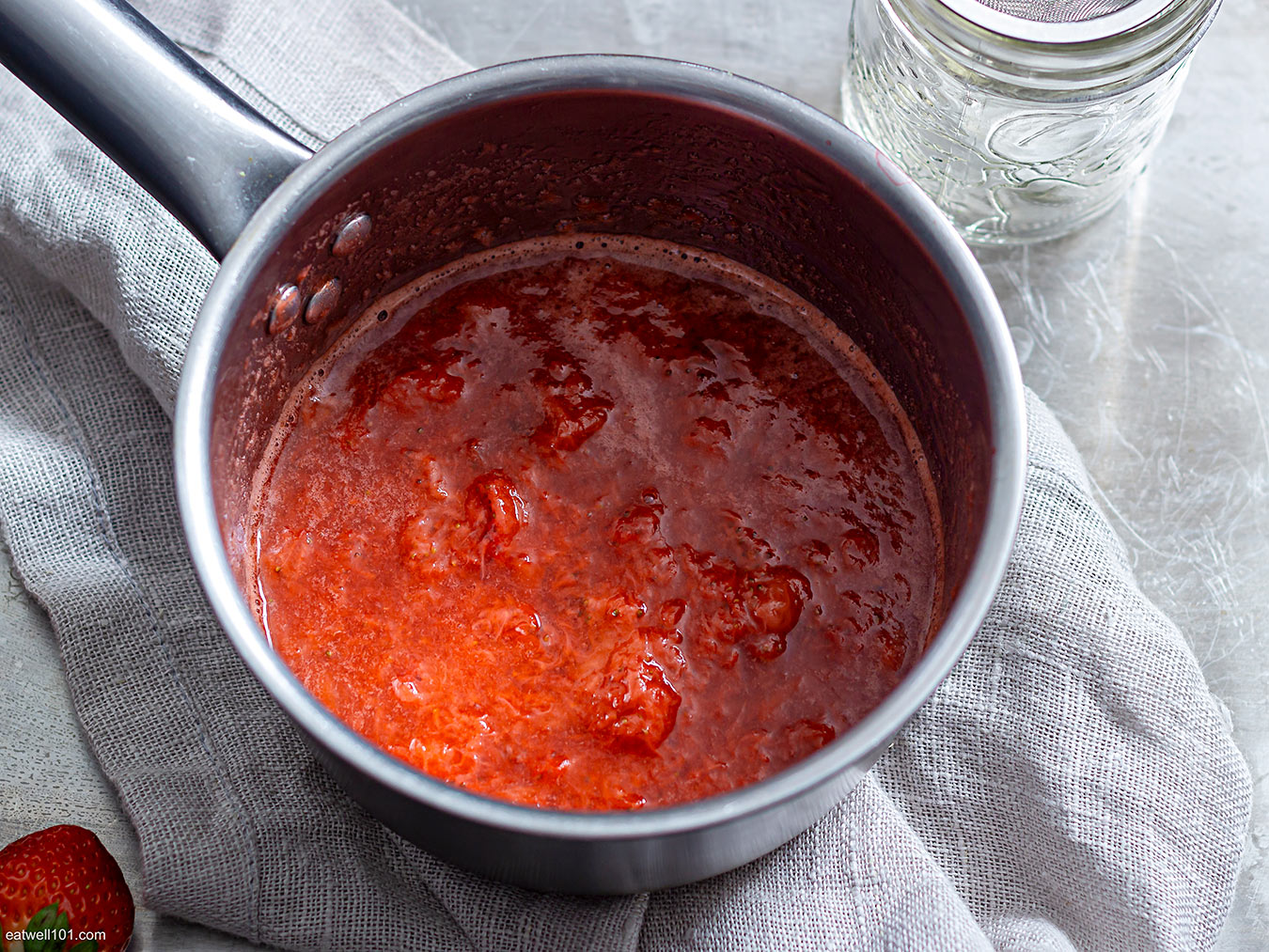 how to make strawberry sauce