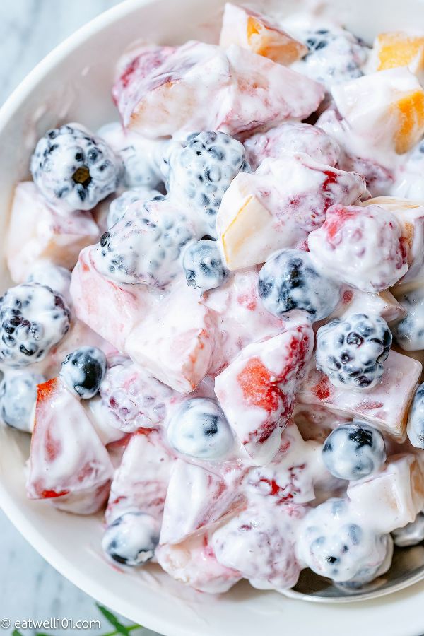 Creamy Fruit Salad {with Sour Cream} - #recipe by #eatwell101 - https://www.eatwell101.com/creamy-fruit-salad-recipe