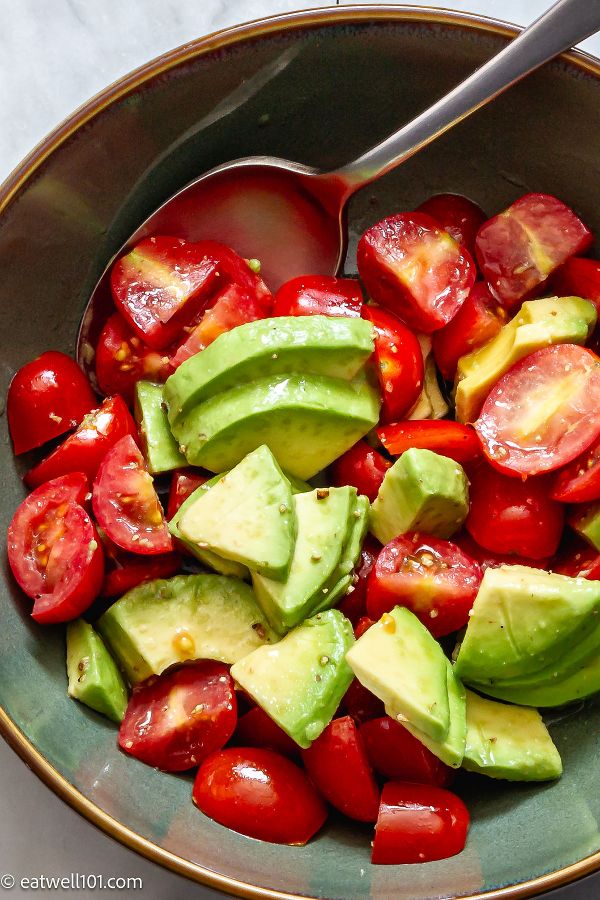 Simple Tomato Avocado Salad - #recipe by #eatwell101 - https://www.eatwell101.com/simple-tomato-avocado-salad-recipe