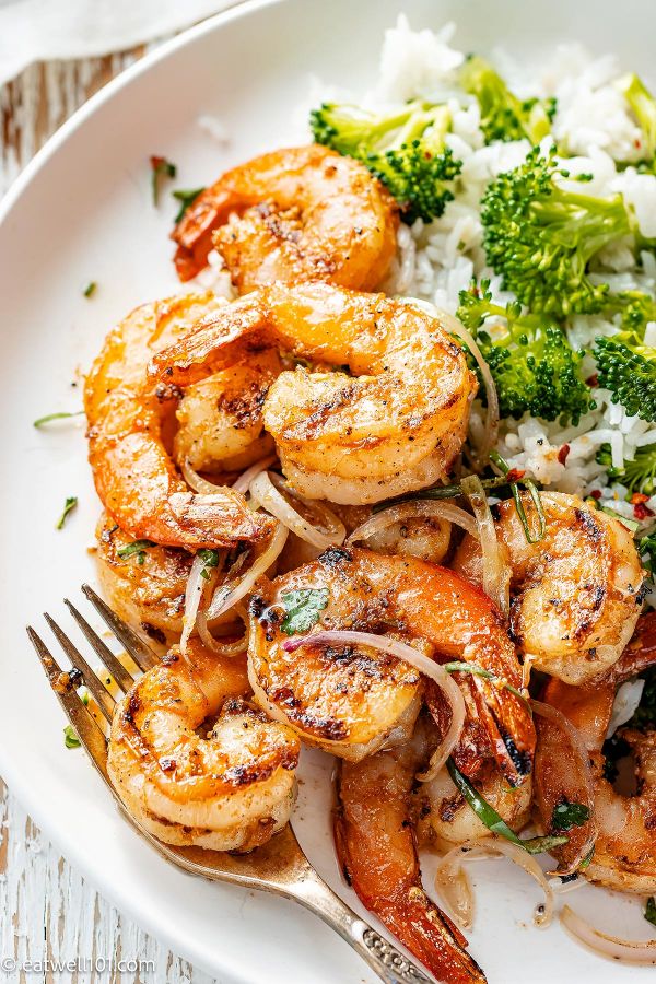 Garlic Butter Shrimp with Broccoli Rice - #recipe by #eatwell101 - https://www.eatwell101.com/shrimp-and-rice-with-broccoli-recipe