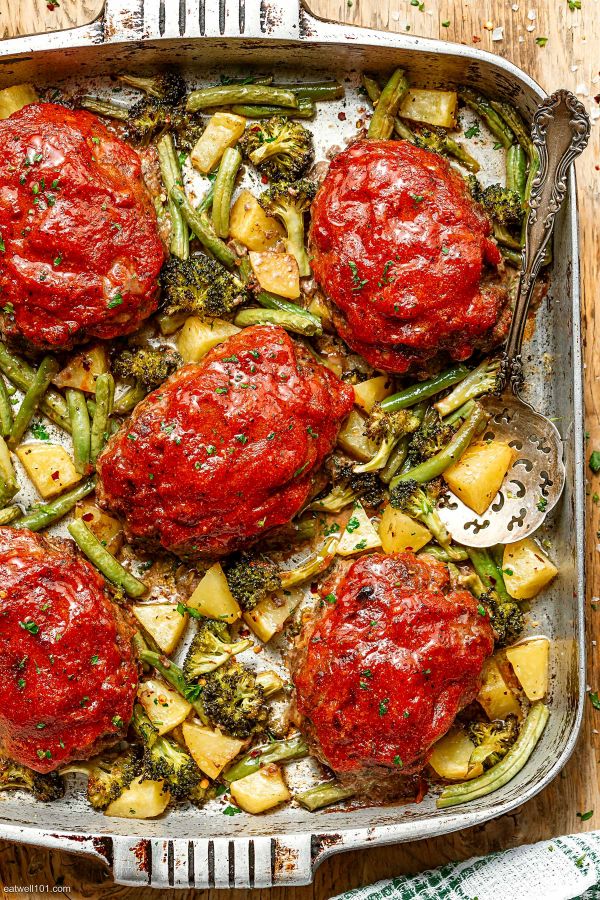 Cheesy Meatloaf and Veggies Sheet Pan - #recipe by #eatwell101 - https://www.eatwell101.com/meatloaf-and-veggies-sheet-pan-recipe