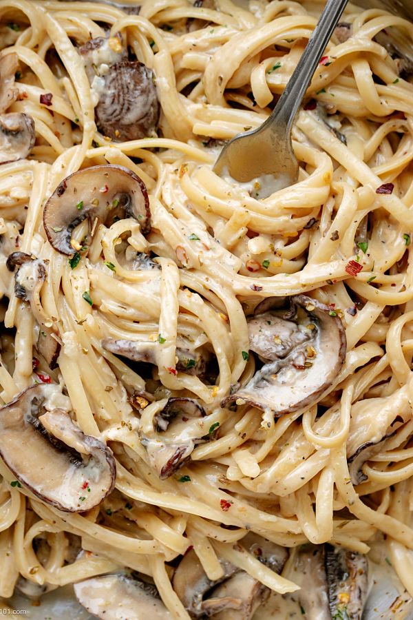 Creamy Mushroom Pasta - #recipe by #eatwell101 - https://www.eatwell101.com/creamy-mushroom-pasta-recipe