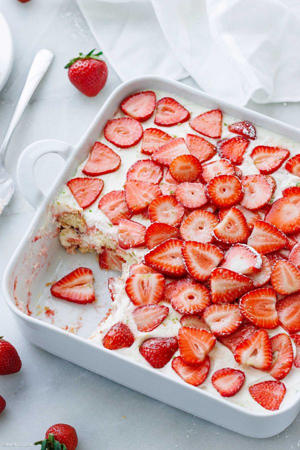 Strawberry Tiramisu Cake (No-Bake) - #recipe by #eatwell101 - https://www.eatwell101.com/no-bake-strawberry-cake-recipe