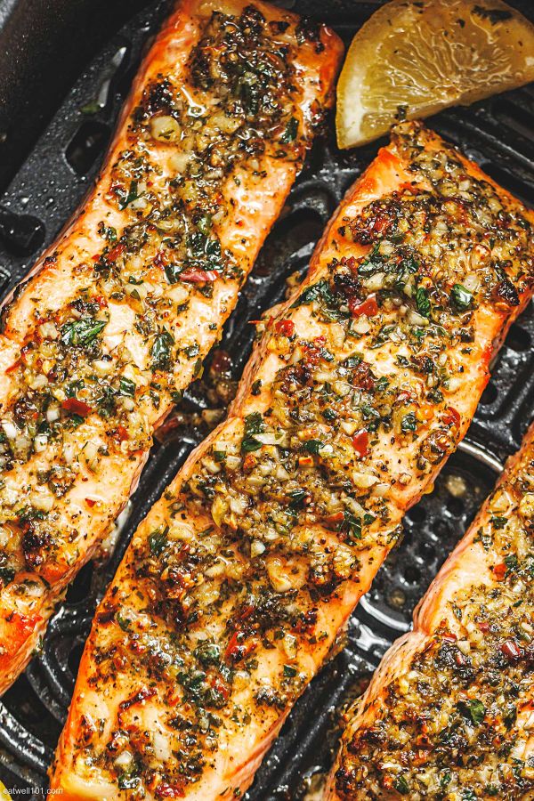 Garlic Butter Air Fryer Salmon - #recipe by #eatwell101 - https://www.eatwell101.com/garlic-butter-air-fryer-salmon-recipe