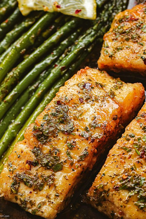 Pan-Seared Halibut with Browned Butter - #recipe by #eatwell101 - https://www.eatwell101.com/pan-seared-halibut-recipe