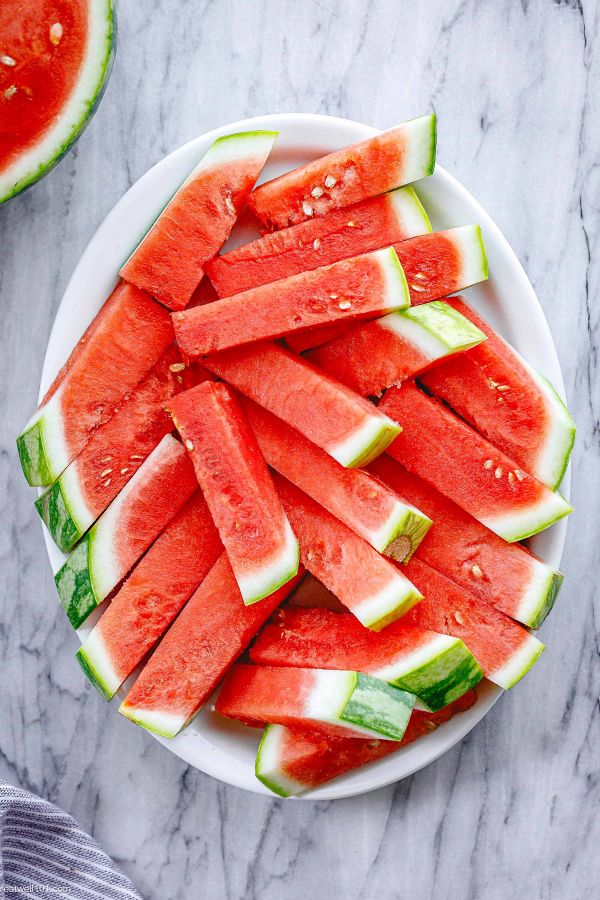 How to Cut a Watermelon - #recipe by #eatwell101 - https://www.eatwell101.com/how-to-cut-a-watermelon
