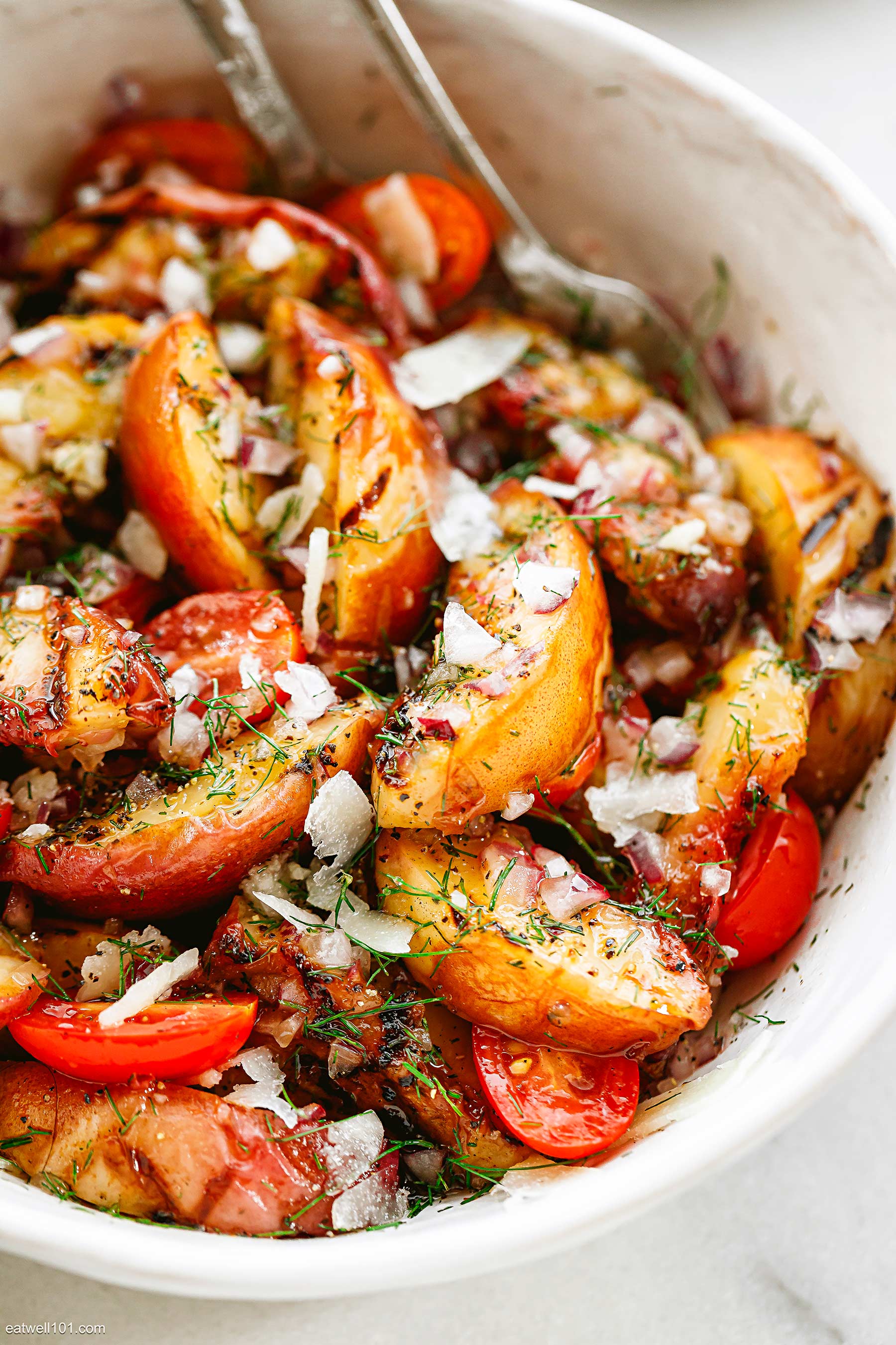 Grilled Peach Salad with Tomato and Parmesan - #recipe by #eatwell101 - https://www.eatwell101.com/grilled-peach-salad-recipe