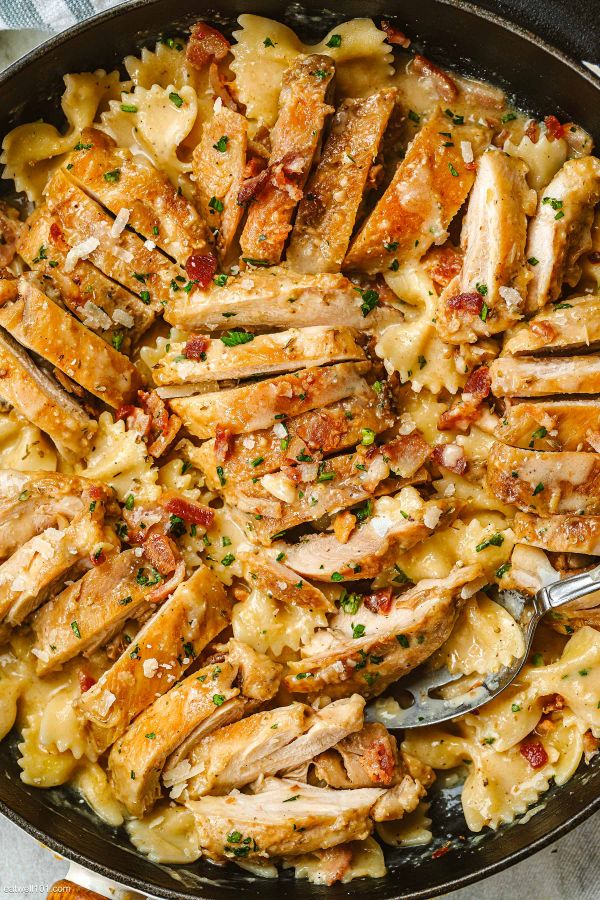 Creamy Bacon Chicken Pasta - #recipe by #eatwell101 - https://www.eatwell101.com/creamy-bacon-chicken-pasta-recipe