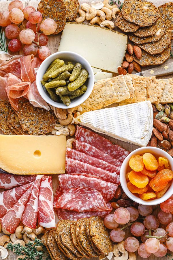 The Best Party Cheese Board Ever - #recipe by #eatwell101 - https://www.eatwell101.com/how-to-make-a-cheese-board