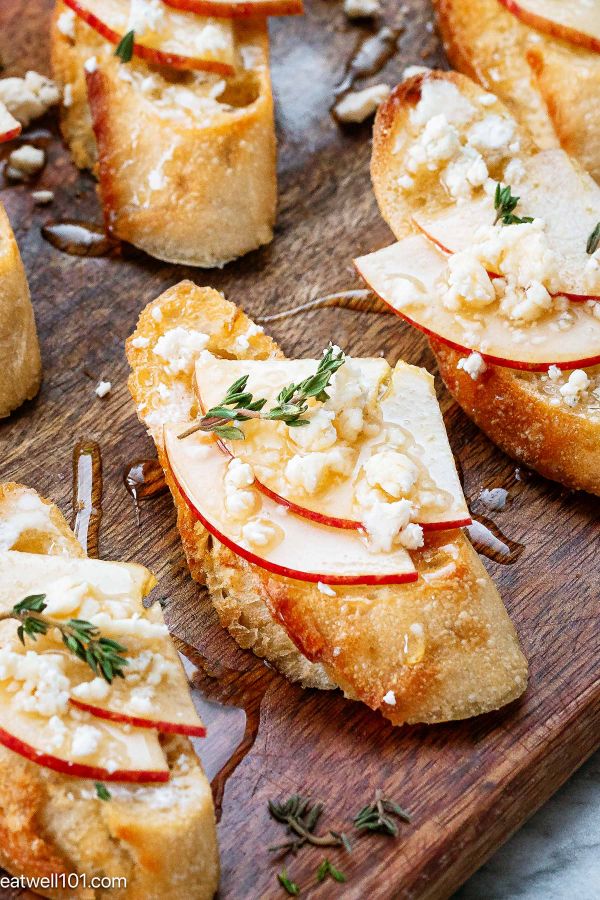 Apple and Whipped Feta Crostinis - #recipe by #eatwell101 - https://www.eatwell101.com/apple-feta-crostinis-recipe