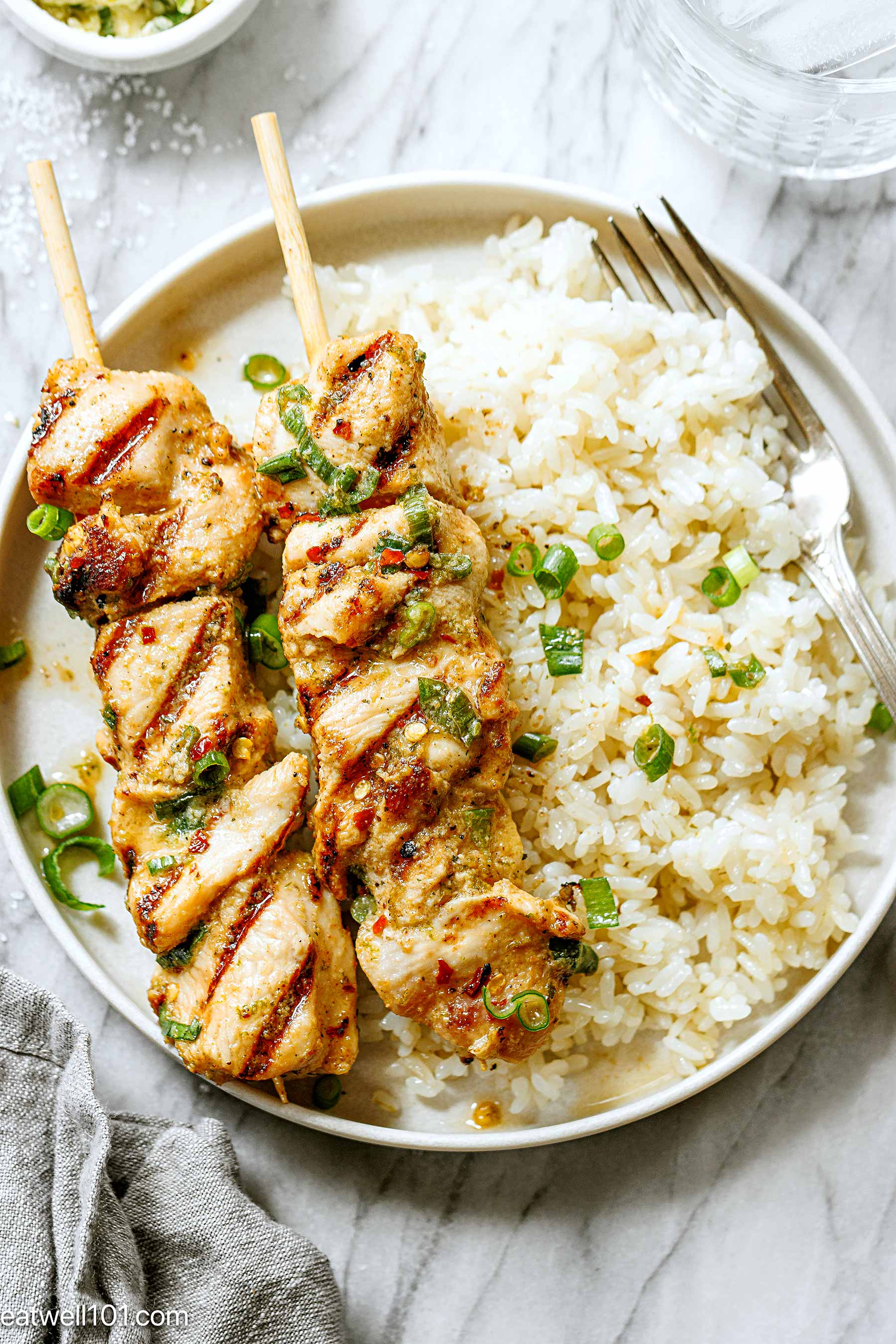 Honey-Garlic Chicken Kabobs with Rice - #recipe by #eatwell101 - https://www.eatwell101.com/honey-garlic-chicken-and-rice-recipe