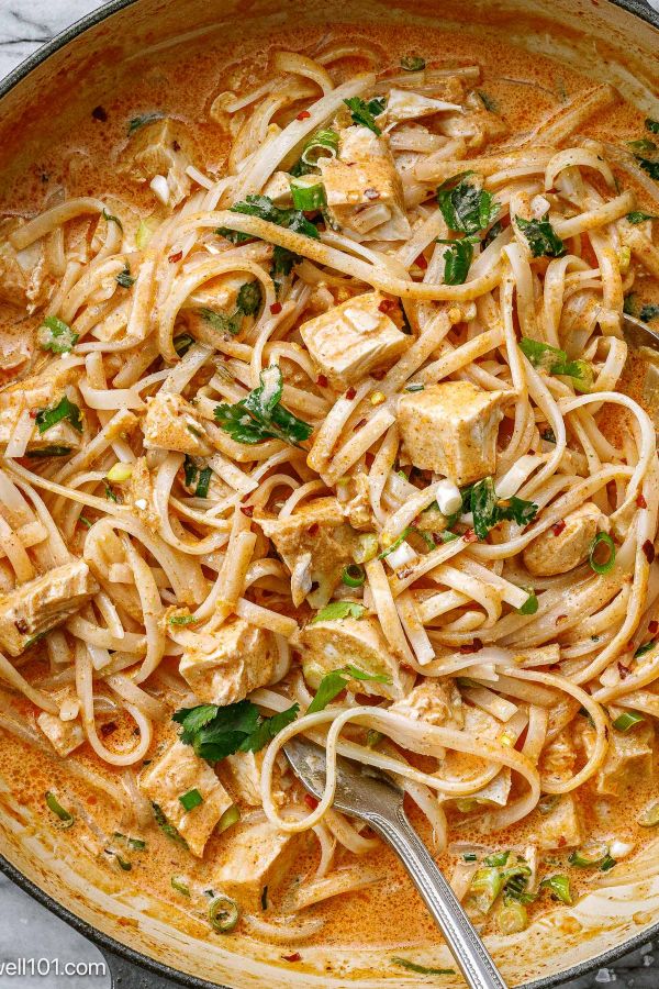 Creamy Thai Chicken Noodles - #recipe by #eatwell101 - https://www.eatwell101.com/thai-chicken-noodles-recipe