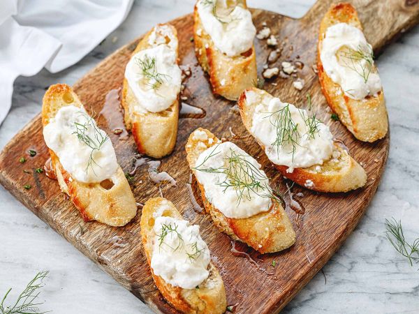 honey goat cheese crostini