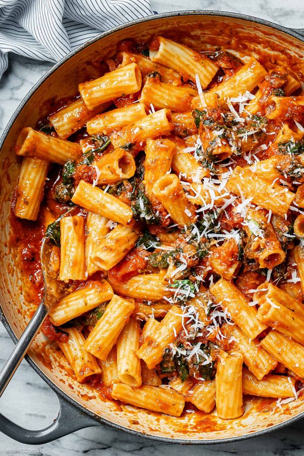 Tomato and Spinach Pasta - #recipe by #eatwell101 - https://www.eatwell101.com/tomato-spinach-pasta-recipe