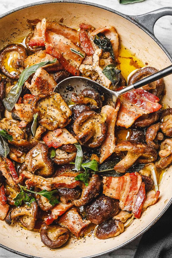 Bacon Mushrooms Skillet - #recipe by #eatwell101 - https://www.eatwell101.com/sage-bacon-mushrooms-recipe
