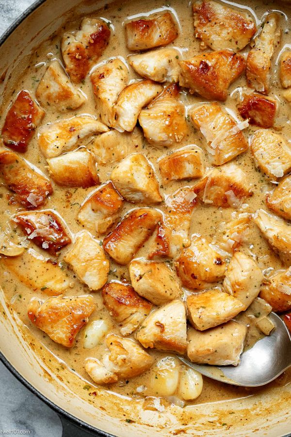 Creamy Garlic Chicken Bites - #recipe by #eatwell101 - https://www.eatwell101.com/creamy-chicken-bites-recipe