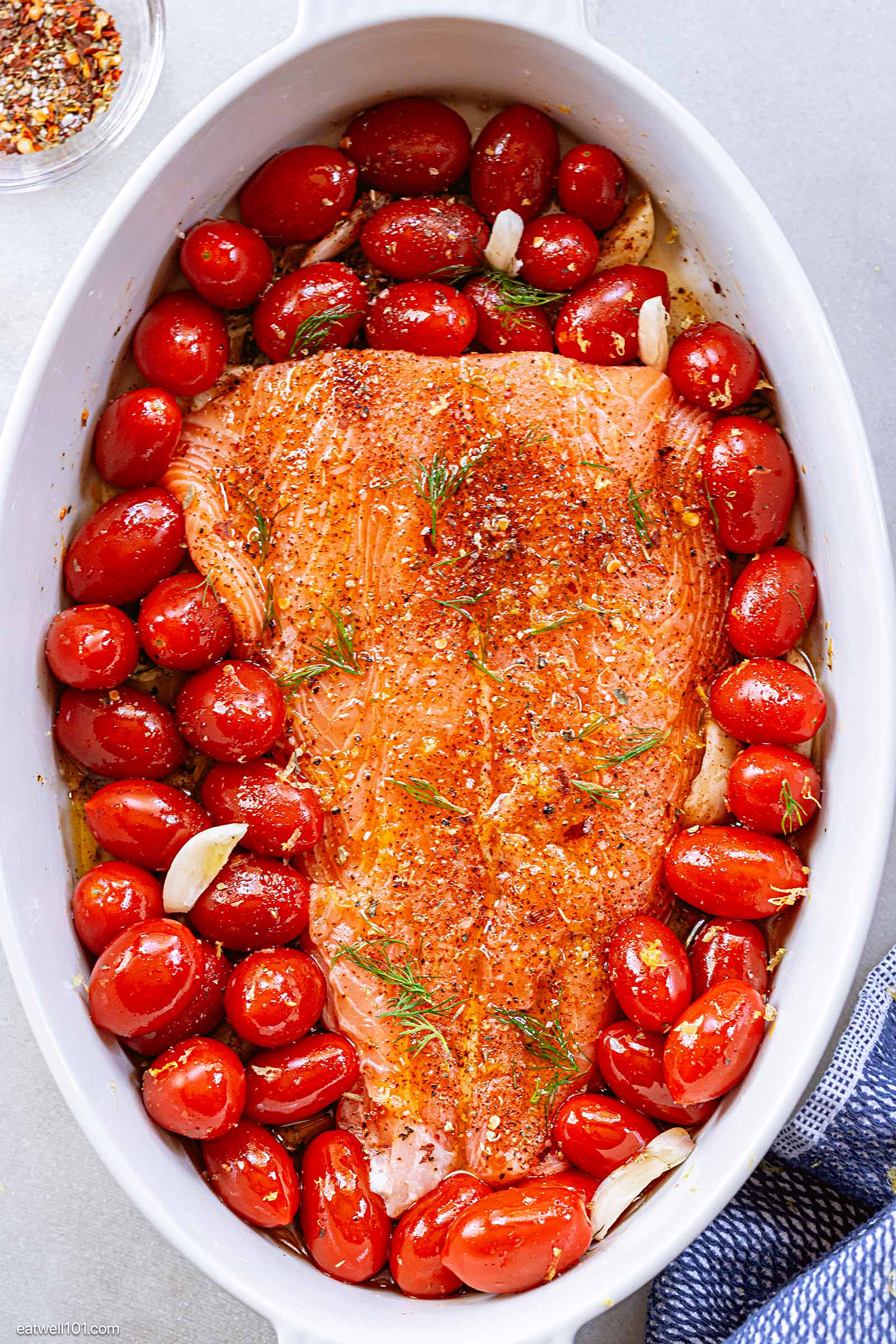 raw salmon fillets with tomatoes